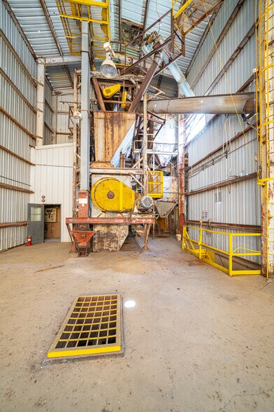 More Photos Of 220 Progress Blvd, Longview Warehouse For Sale