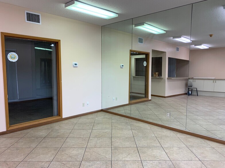 More Photos Of 237 Interstate Blvd, Sarasota Warehouse For Lease