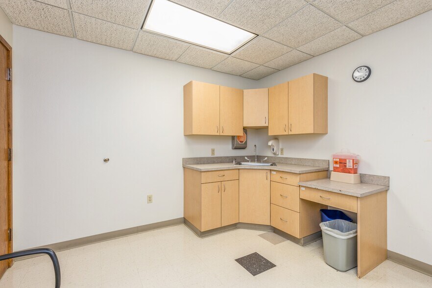 More Photos Of 303 University Ave, Des Moines Medical For Sale