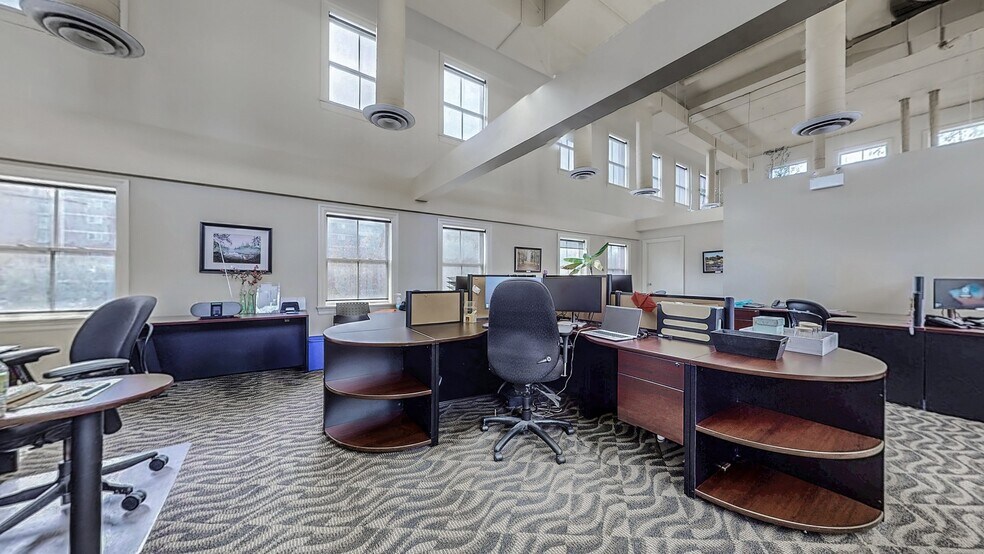 More Photos Of 121 Robinson St, Markham Office For Sale