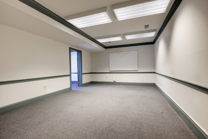 More Photos Of 13000 Harbor Dr, Woodbridge Office For Lease