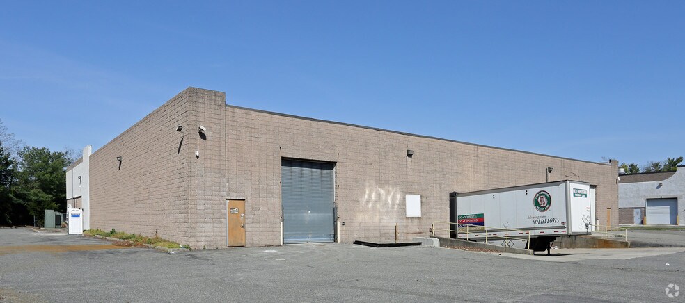 More Photos Of 31 Crossways E, Bohemia Warehouse For Lease