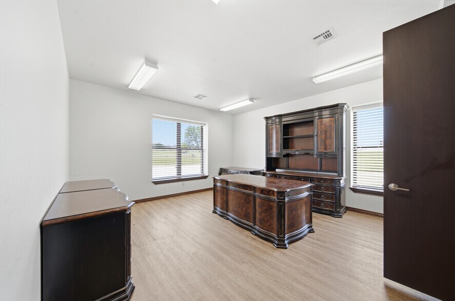 More Photos Of 370690 E Old Highway 64, Cleveland Office For Sale