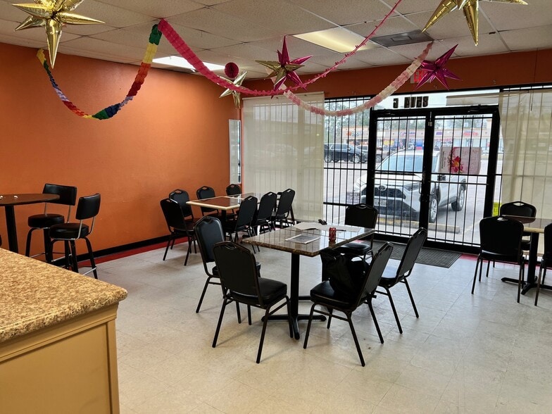 More Photos Of 8514 C E King Pky, Houston Unknown For Lease