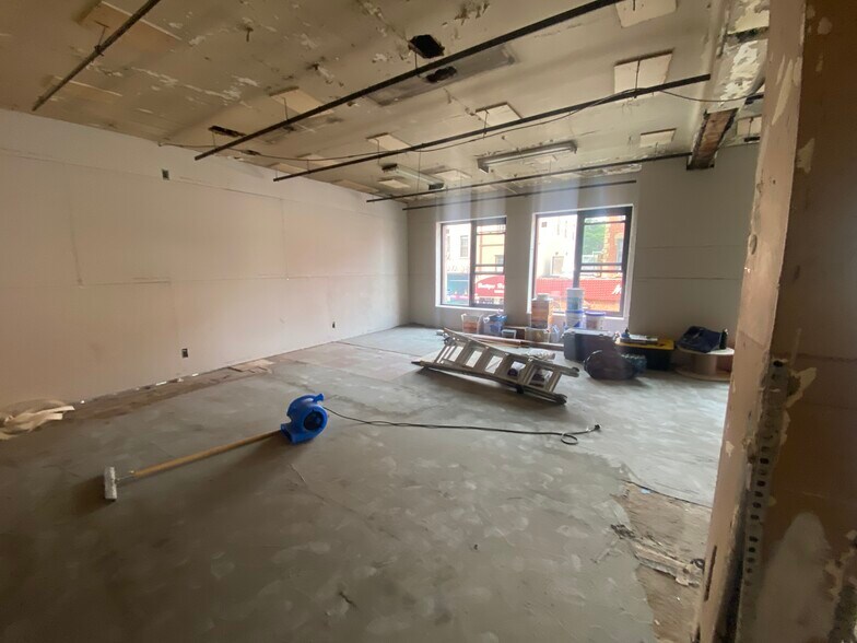 More Photos Of 694 Manhattan Ave, Brooklyn Storefront Retail Office For Lease