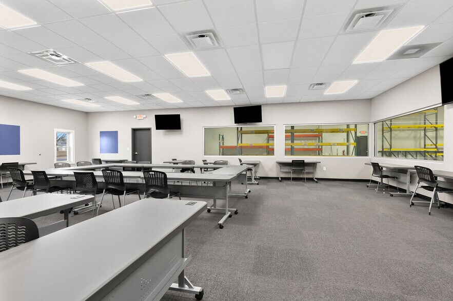 More Photos Of 3051 Delta Marine Dr, Reynoldsburg Light Manufacturing For Sale