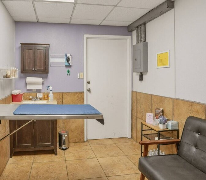 More Photos Of 840 E Main St, Midlothian Veterinarian Kennel For Sale
