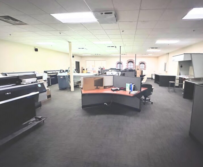 More Photos Of 909 S Perkins St, Appleton Light Manufacturing For Sale