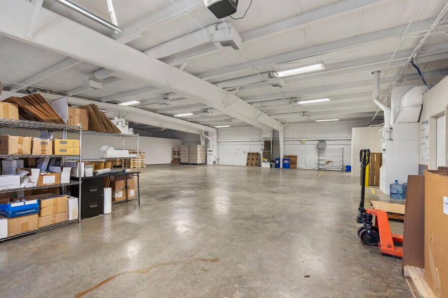 More Photos Of 1110 N Gerald St, Nixa Warehouse For Lease