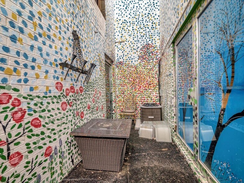 More Photos Of 132 Nacogdoches St, Center Storefront Retail Residential For Sale