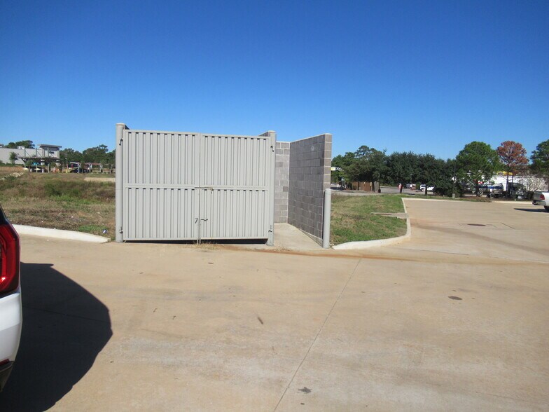 More Photos Of 2527 N Frazier St, Conroe Storefront For Sale