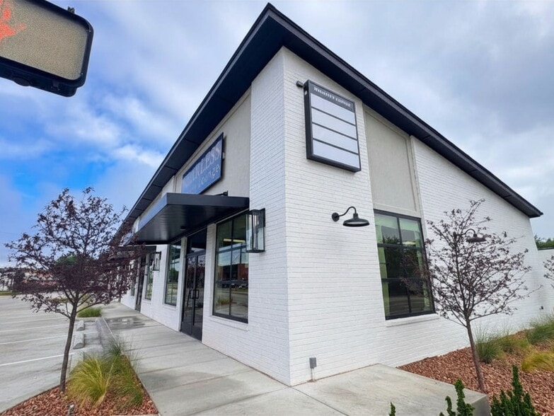 More Photos Of 607 W Gray St, Norman Storefront For Lease