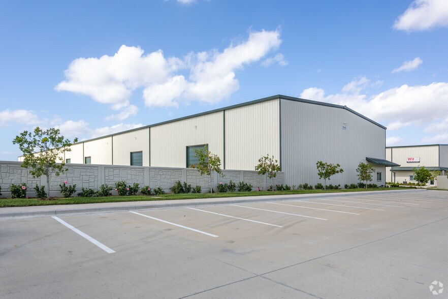 More Photos Of 16140 Lee Rd, Fort Myers Manufacturing For Lease