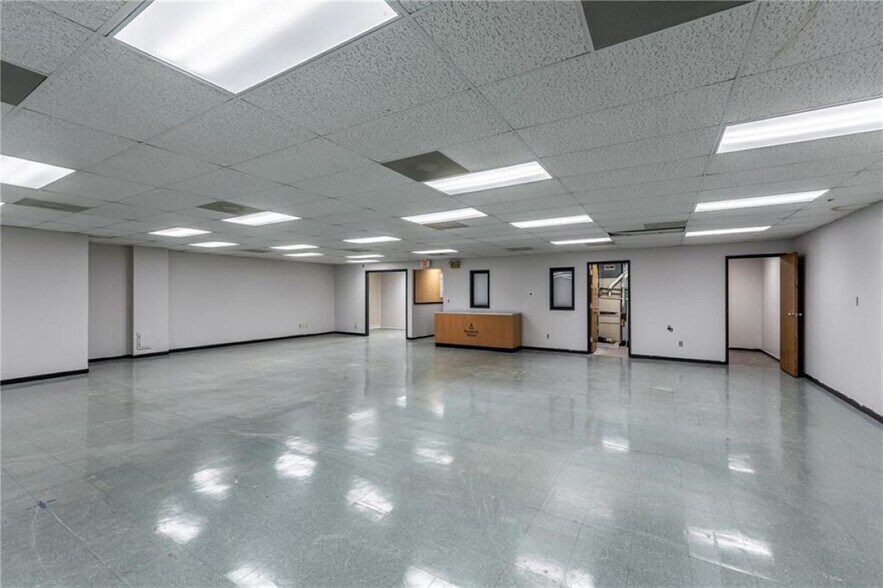 More Photos Of 2327 N Belt Hwy, Saint Joseph General Retail For Lease