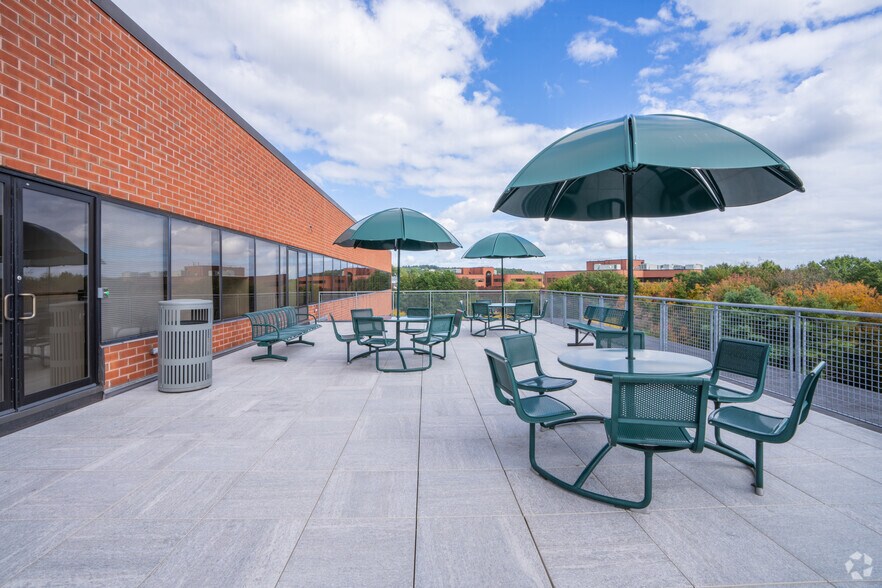 More Photos Of 271 Waverley Oaks Rd, Waltham Office For Lease