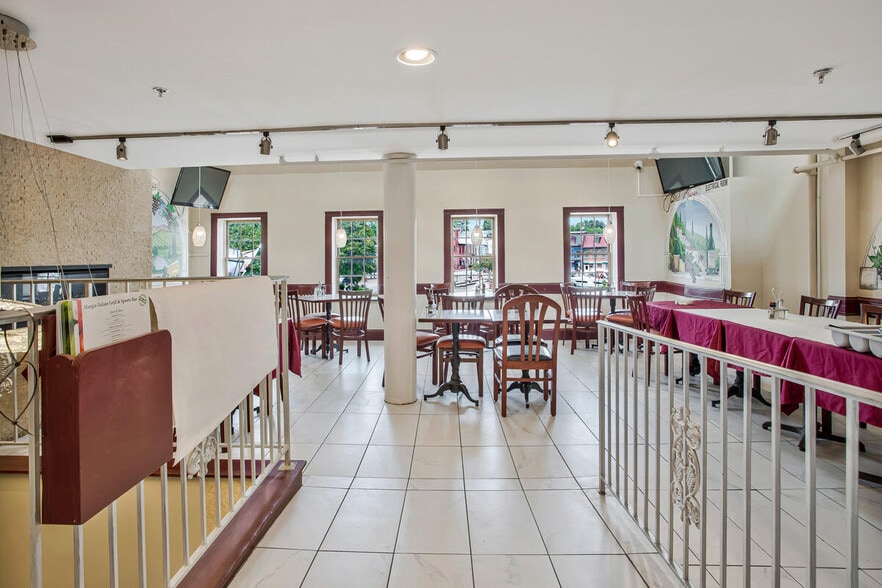 More Photos Of 81 Main St, Annapolis Restaurant For Sale