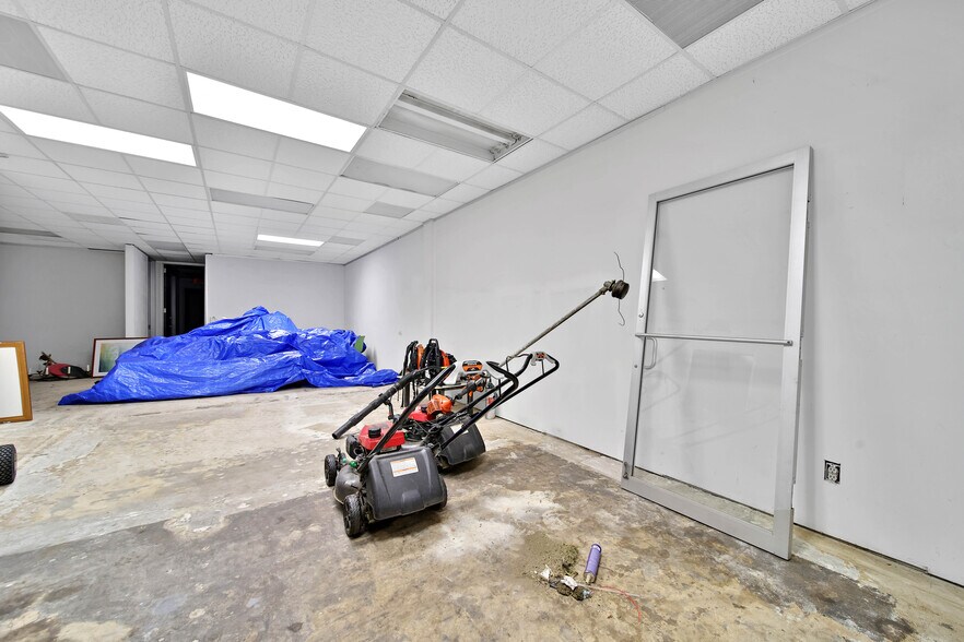More Photos Of 6430 Hillcroft Ave, Houston Office For Sale