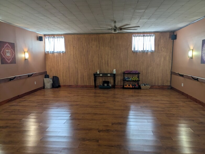 More Photos Of 195 W Statesville Ave, Mooresville Freestanding For Sale