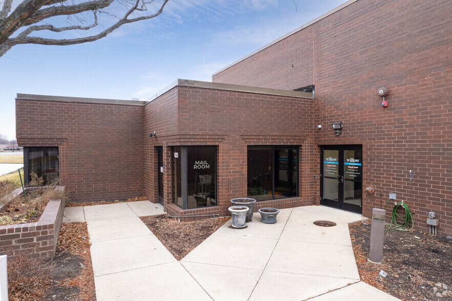 More Photos Of 1 Overlook Pt, Lincolnshire Unknown For Lease