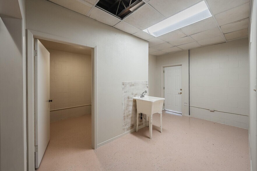 More Photos Of 5704 James Ave, Fort Worth Storefront Retail Office For Sale
