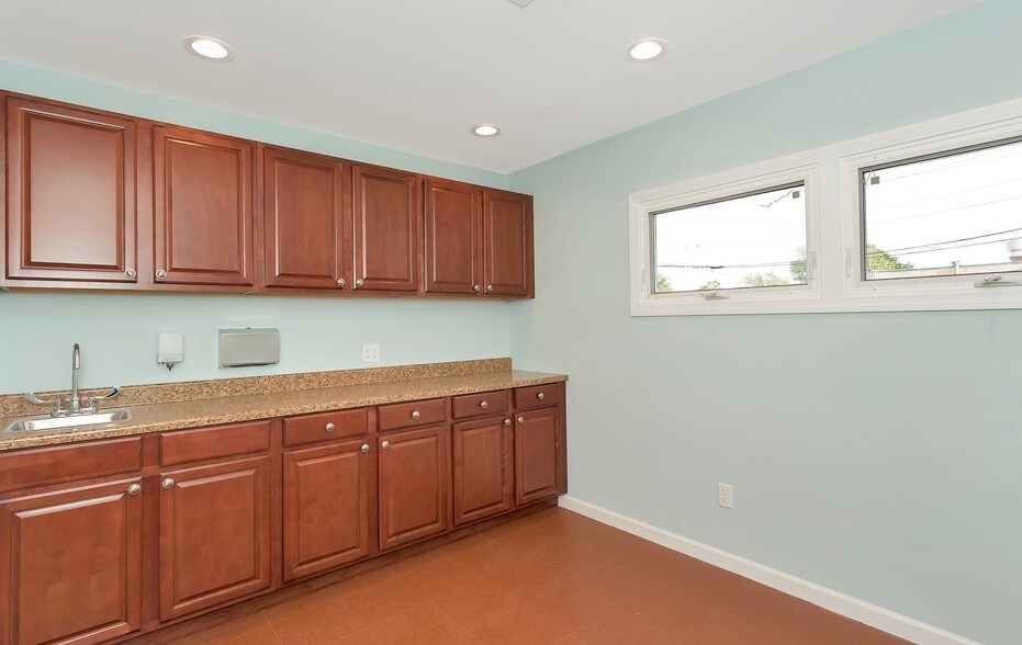 More Photos Of 760 Wellwood Ave, Lindenhurst Office For Sale