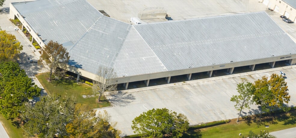 More Photos Of 418-544 Interstate Ct, Sarasota Light Distribution For Lease