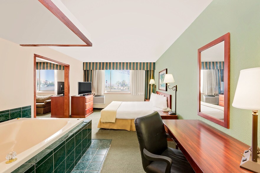 More Photos Of 325 Main St, Keokuk Hotel For Sale