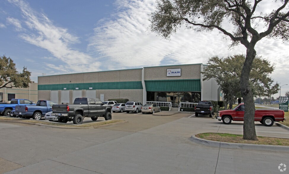 More Photos Of 909-913 W Carrier Pky, Grand Prairie Distribution For Lease