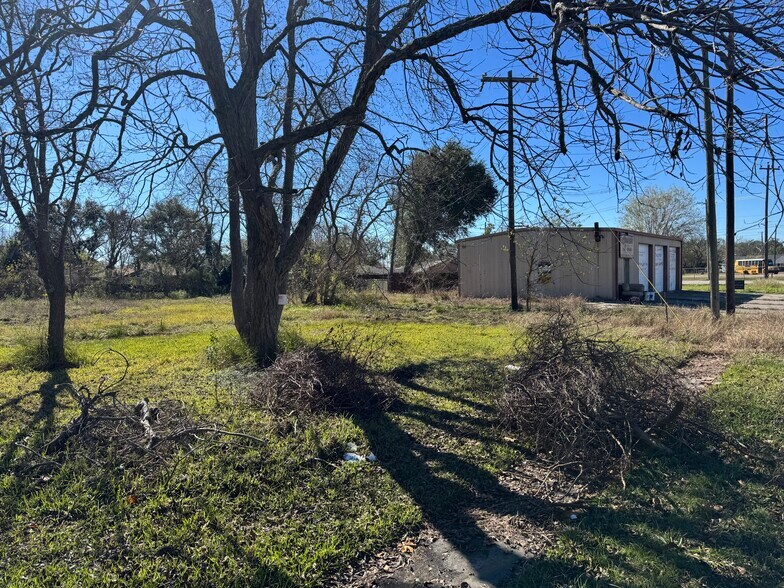 More Photos Of 1419 Ross St, La Marque Light Distribution For Sale