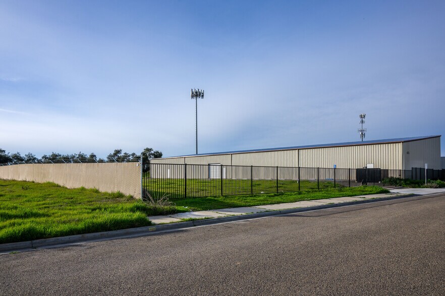 More Photos Of 405 S Acacia St, Woodlake Warehouse For Sale