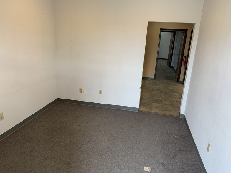 More Photos Of 11252 Goodnight Ln, Dallas Light Manufacturing For Sale
