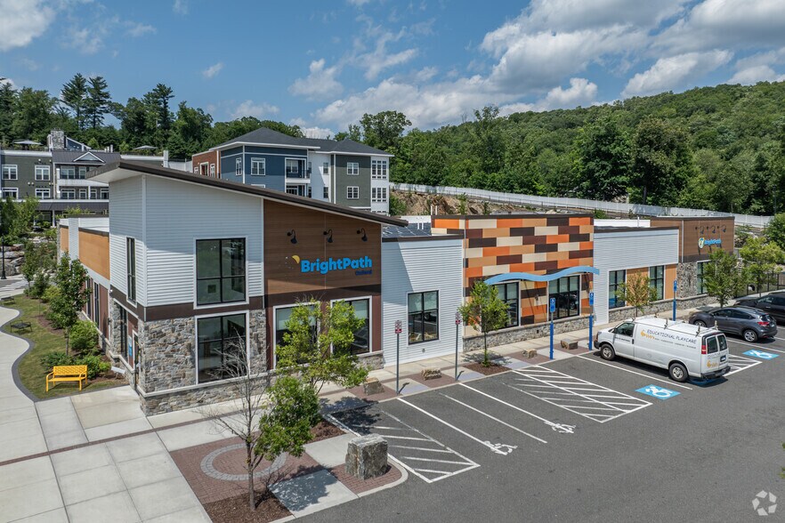 More Photos Of 300 Oxford Rd, Oxford Unknown For Lease