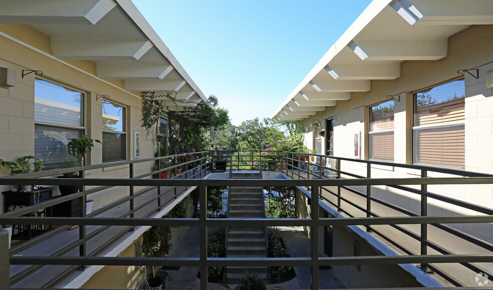 More Photos Of 433 W New England Ave, Winter Park Apartments For Lease