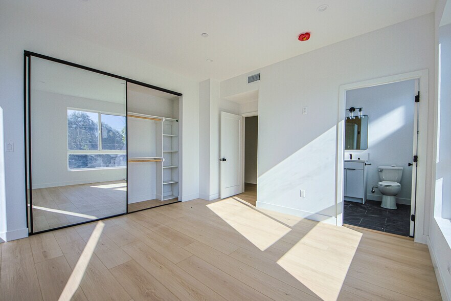 More Photos Of 6401 Odessa Ave, Lake Balboa Multifamily For Sale