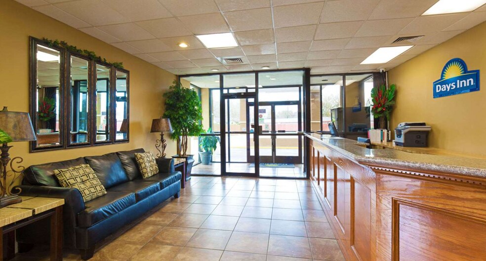 More Photos Of 1620 N University Ave, Lafayette Hotel For Sale