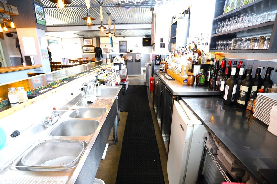 More Photos Of 138 Cross St, Brighton Hotel For Sale