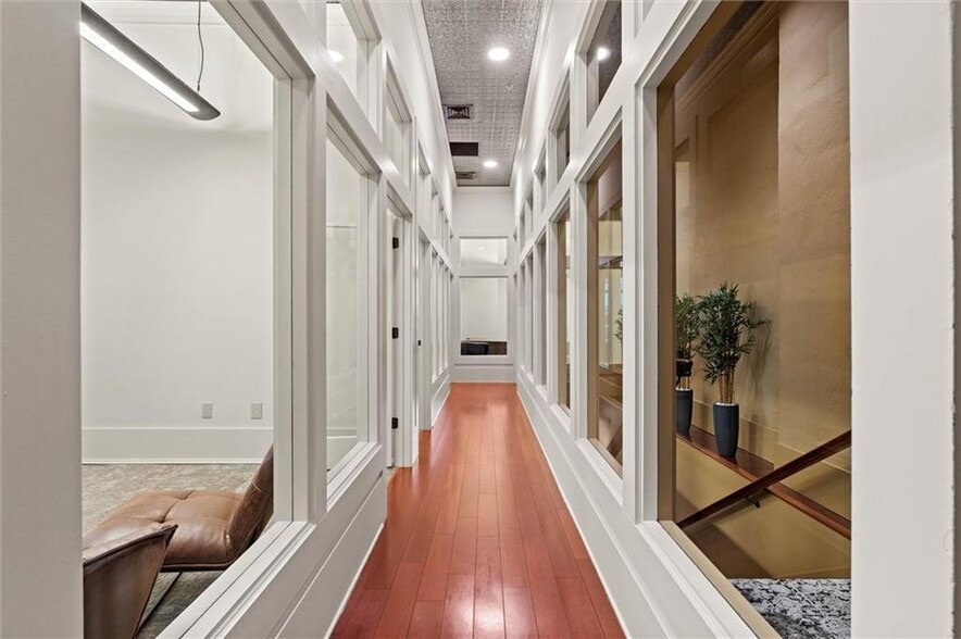 More Photos Of 7 N Royal St, Mobile Office For Sale