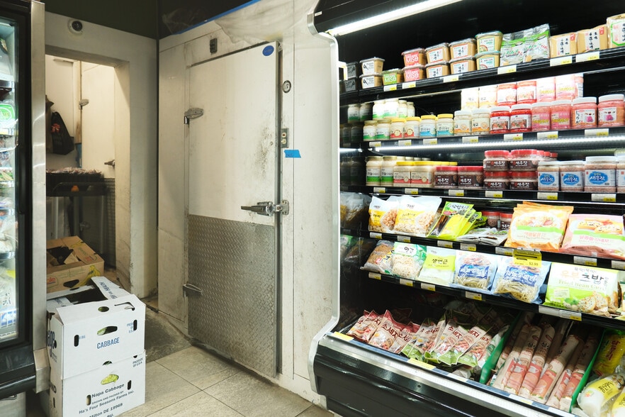 More Photos Of 14206 41st Ave, Flushing Supermarket For Lease