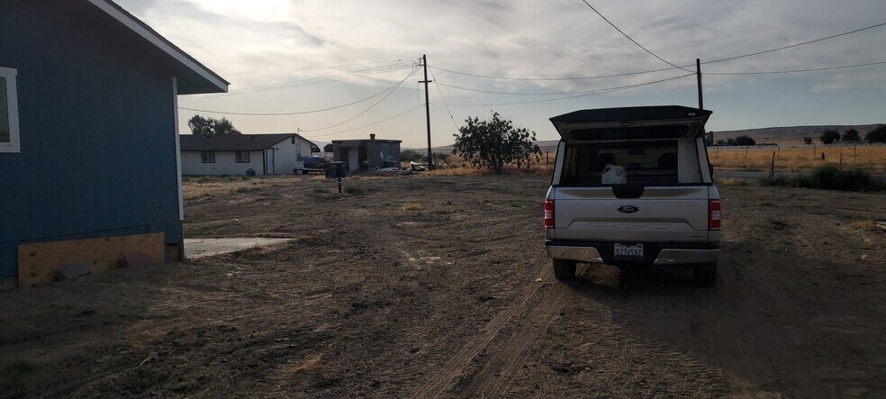 More Photos Of 27564 Highway 119, Taft Specialty For Sale