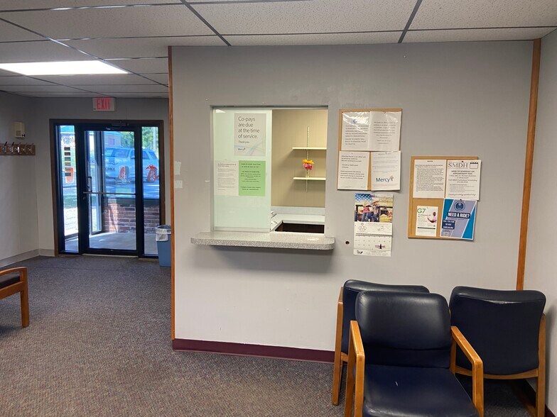 More Photos Of 404 W Rolla Rd, Salem Office For Sale