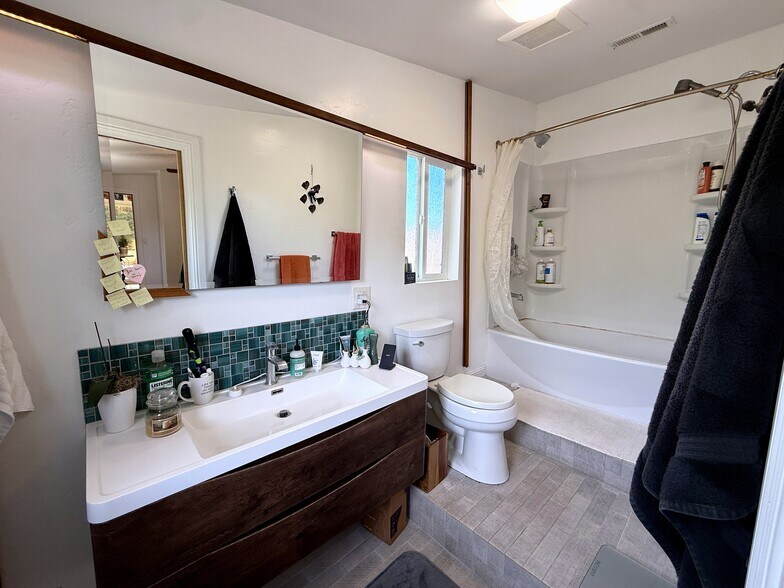 More Photos Of 50 Portal St, Oak View Multifamily For Sale