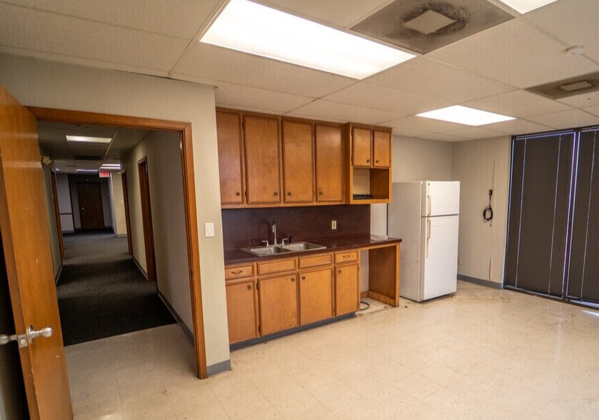 More Photos Of 1404 E Rio Grande St, Victoria Warehouse For Sale