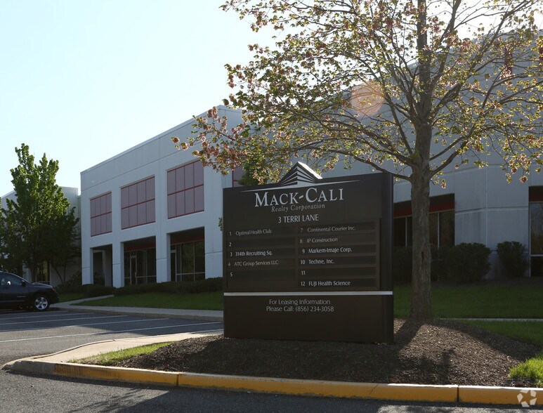 More Photos Of 3 Terri Ln, Burlington Flex For Sale