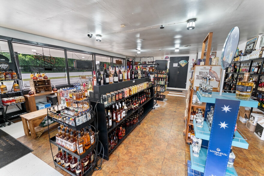 More Photos Of 512 S US Highway 301, Jesup Storefront For Sale