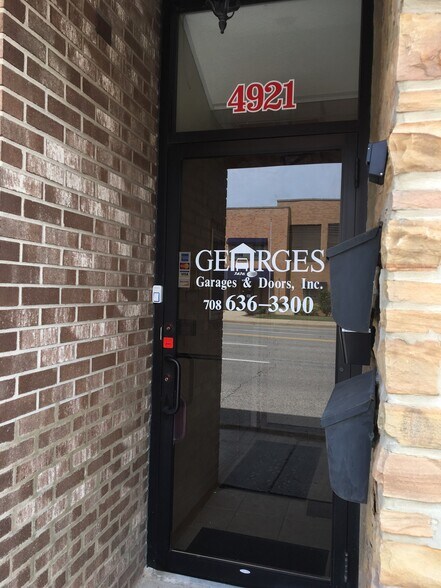 More Photos Of 4921 W 95th St, Oak Lawn Storefront Retail Residential For Lease