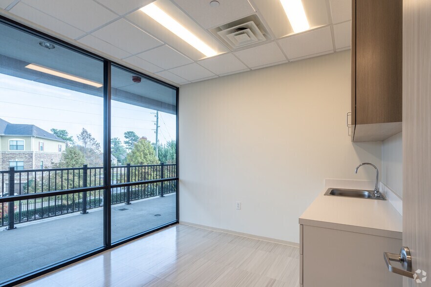 More Photos Of 9701 N Sam Houston Pky, Humble Office For Lease
