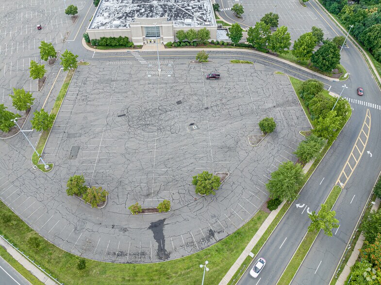 More Photos Of 575 Union St, Waterbury Department Store For Lease