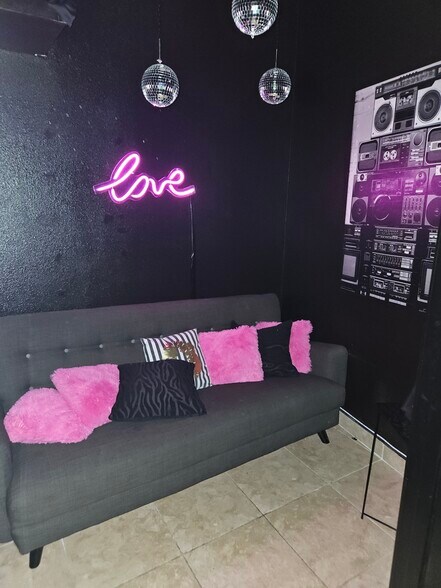 More Photos Of 3242-3278 Cahuenga Blvd W, Los Angeles Unknown For Lease