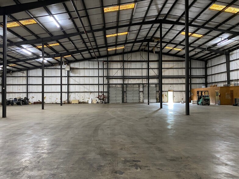 More Photos Of 130 N College St, Pontotoc Warehouse For Lease
