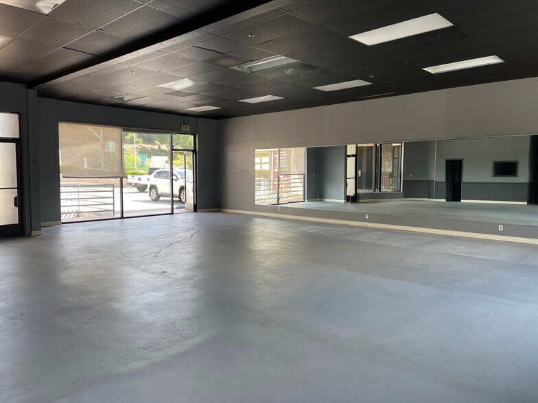 More Photos Of 4121 Pennsylvania Ave, Glendale Freestanding For Lease